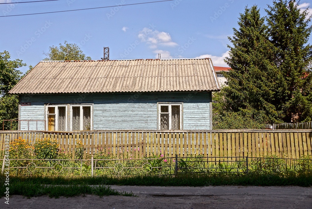 старый деревянный сельский дом за деревянным забором в растительности старый деревянный сельский дом за деревянным забором в растительности