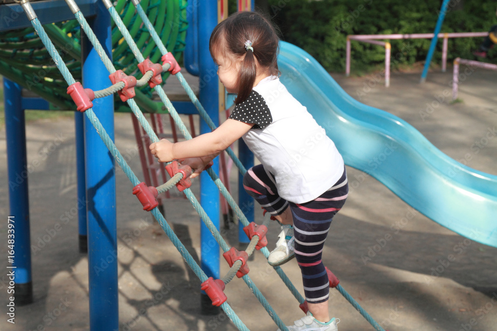 Obraz premium 綱渡りで遊ぶ幼児(2歳児)