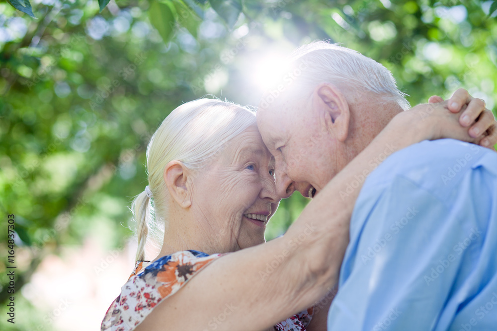 Liebe im Alter zwischen alten Menschen oder Senioren Liebe im Alter zwischen alten Menschen oder Senioren