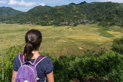 Jeune touriste devant les rizières de Ruteng, Flores, Indonésie