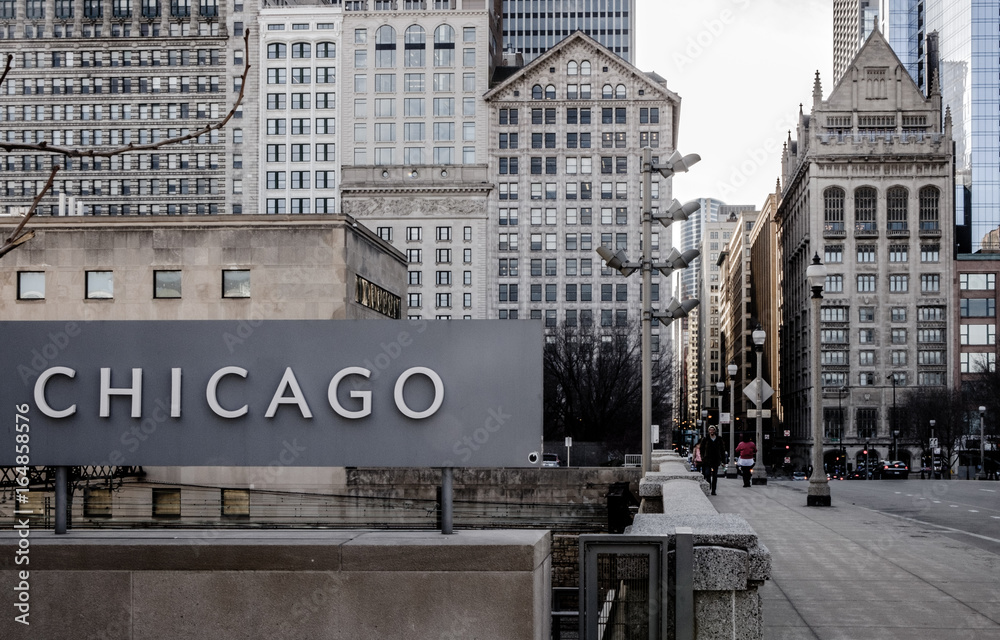 Φωτογραφία Old Chicago city buildings viewed from Chicago Art Museum, with CHICAGO sign in