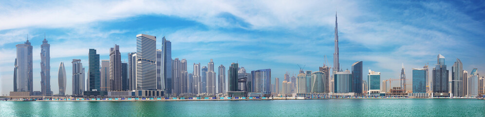 Wandcirkels Dubai Dubai Canal met wolkenkrabbers downtown  © Renáta Sedmáková