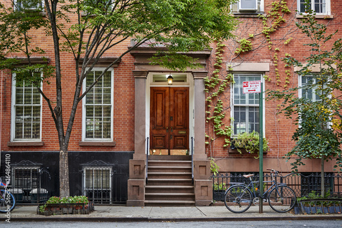 Φωτογραφία The front of an ornate brownstone building.