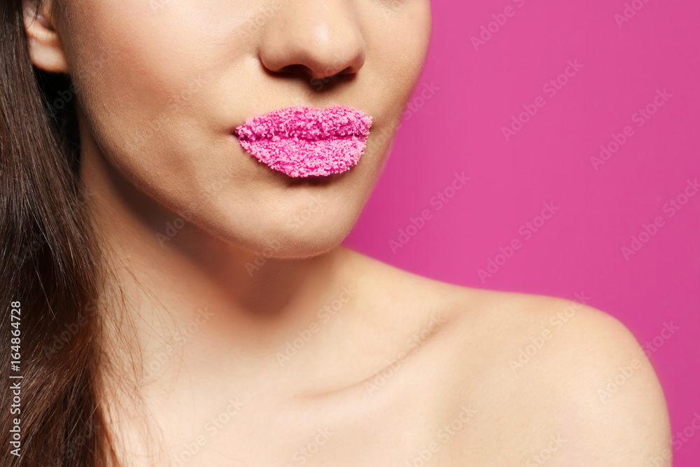 Obraz premium Lips of beautiful young woman covered with sugar on color background