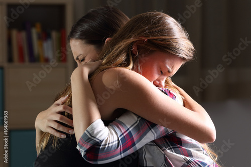 Canvastavla Two sad teens embracing at bedroom