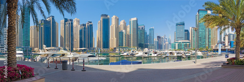 Fotografia Dubai - The promenade of Marina with the yachts