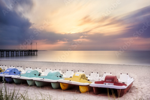Tretboote im Sonnenuntergang, Weissenhäuser Strand