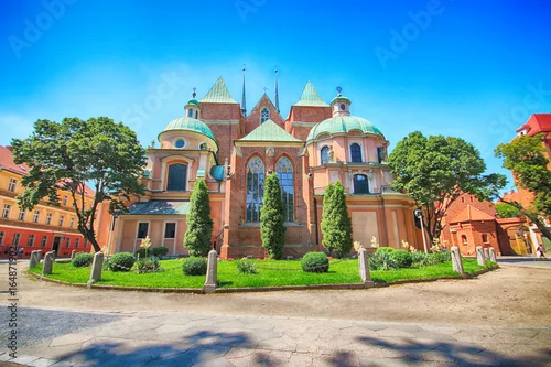 Naklejka na ścianę Wrocław, Polska - 18 lipca 2017: Stare Miasto we Wrocławiu. Wyspa Katedralna (Ostrów Tumski) to najstarsza część miasta. Historyczne budynki w letni dzień. Stolica Dolnego Śląska, Polska, Europa.