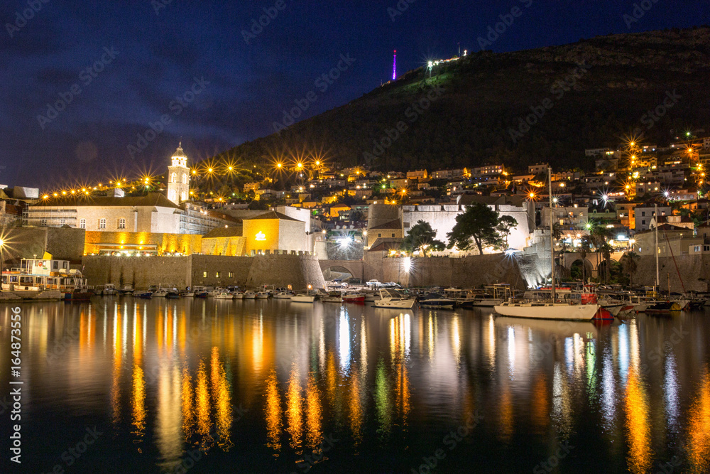 Dubrovnik am Abend mit Blick auf den Hafen und Seilbahn auf den Srd