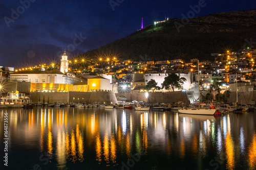 Dubrovnik am Abend mit Blick auf den Hafen und Seilbahn auf den Srd © Anne
