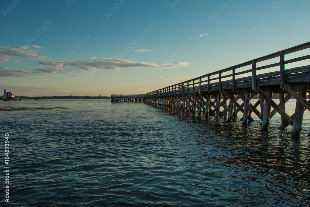 Obraz premium Bridge structure view from under at sunset andamanbangkokbaybeachbridgecolorfuldaydramaticduskharborhorizonislandlagoonlakelandscapemainemaldivesmarinamorningmotorboatnaturenew hampshirenightoceanove