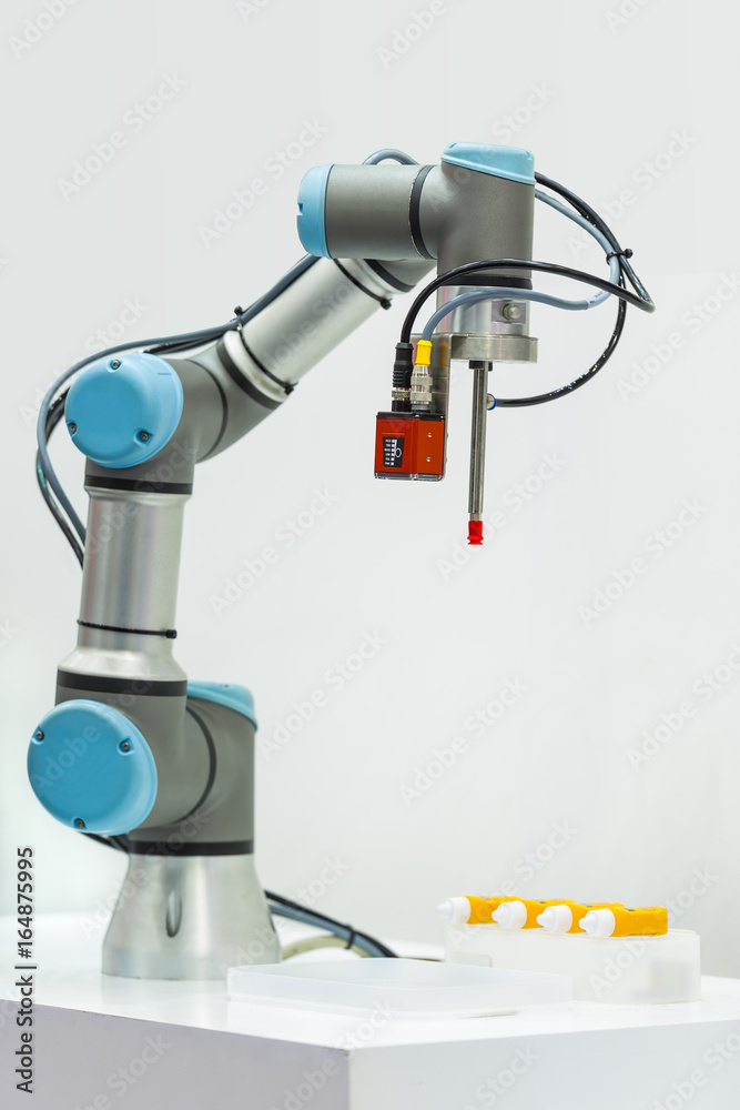 Microscan demonstrates industrial robotic machine using the Vision HAWK smart camera. Microscan demonstrates industrial robotic machine using the Vision HAWK smart camera.