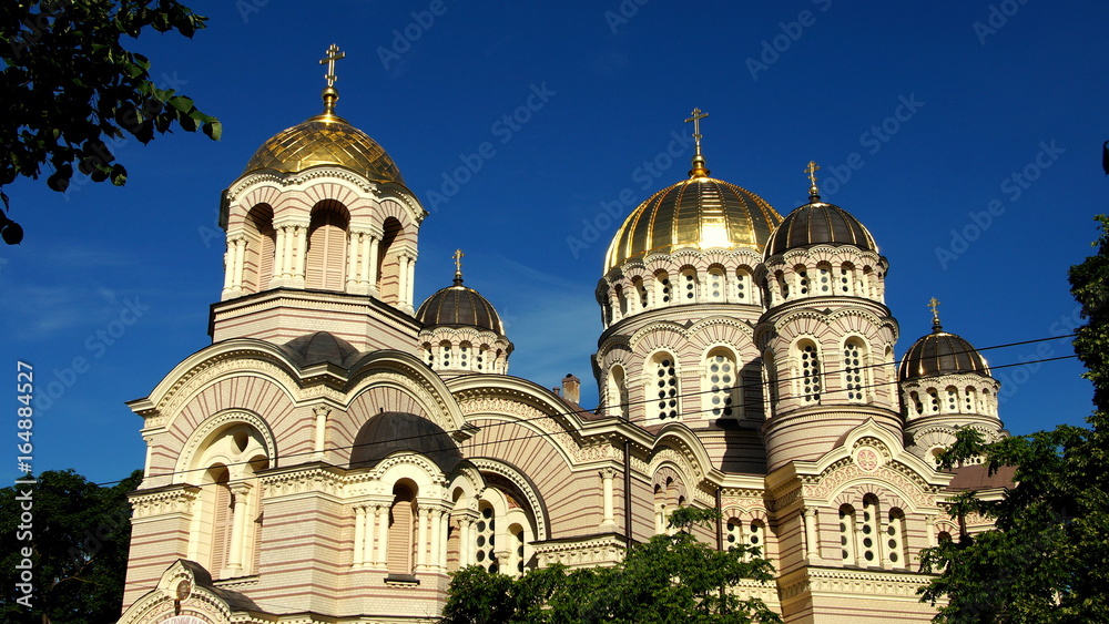 russisch-orthodoxe Kathedrale mit 5 Kuppeln in Riga vor tiefblauem Himmel