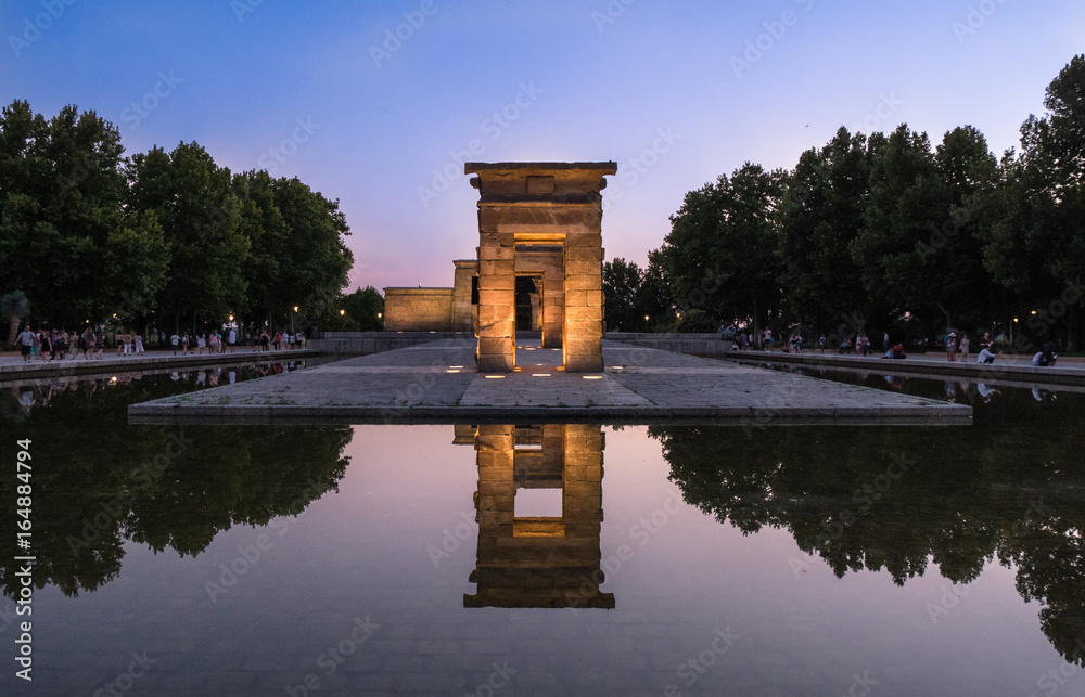 beleuchteter Tempel von Debod in Madrid zur blauen Stunde