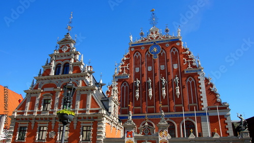 dekoratives Schwarzhäupterhaus in Riga vor blauem Himmel © globetrotter1