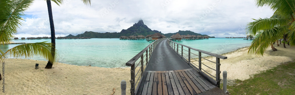Obraz premium Panoramic view of the bridge to paradise.