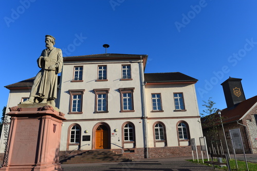 Das Peter Schöffer-Denkmal in Gernsheim photo