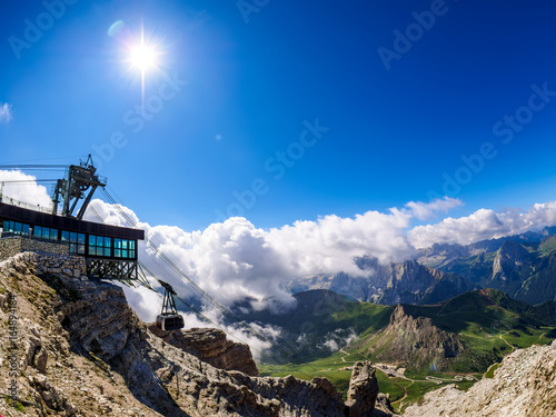 Photos Sass Pordoi Bergstation mit Seilbahn, Dolomiten, Italien