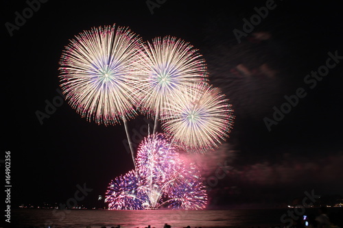 鎌倉の夜に咲く花火