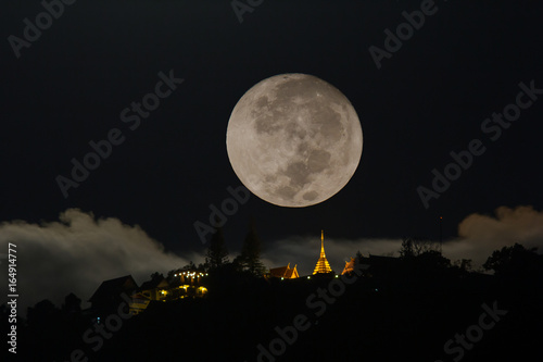 Fotografía super full moon with cloud at wat phra that doi suthep chiangmai thailand
