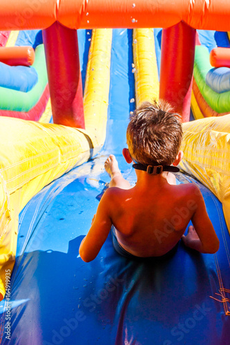 Εκτύπωση καμβά enfant en haut du grand toboggan aquatique