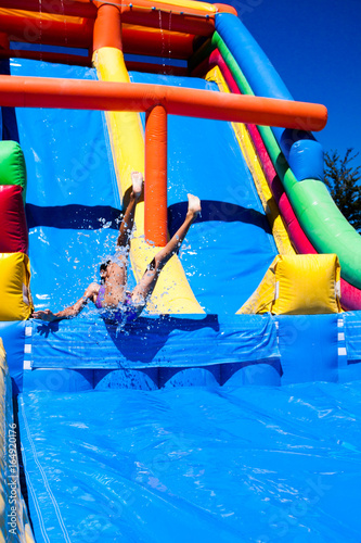 saut en bas du toboggan aquatique