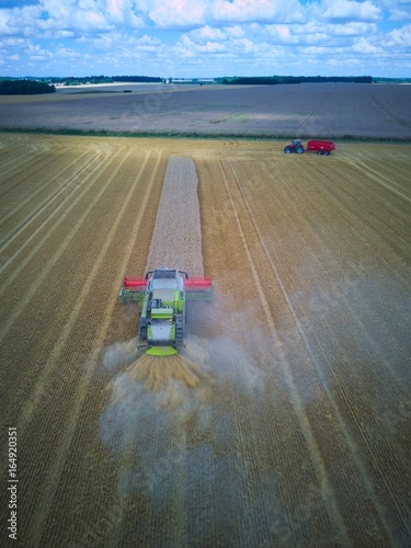 Récolte du blé en seine et marne vue par drone