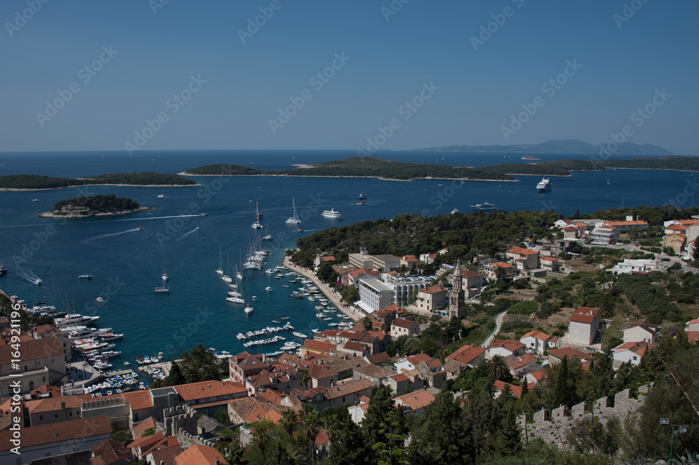 Vue du port de Hvar sur l'île de Hvar en Croatie