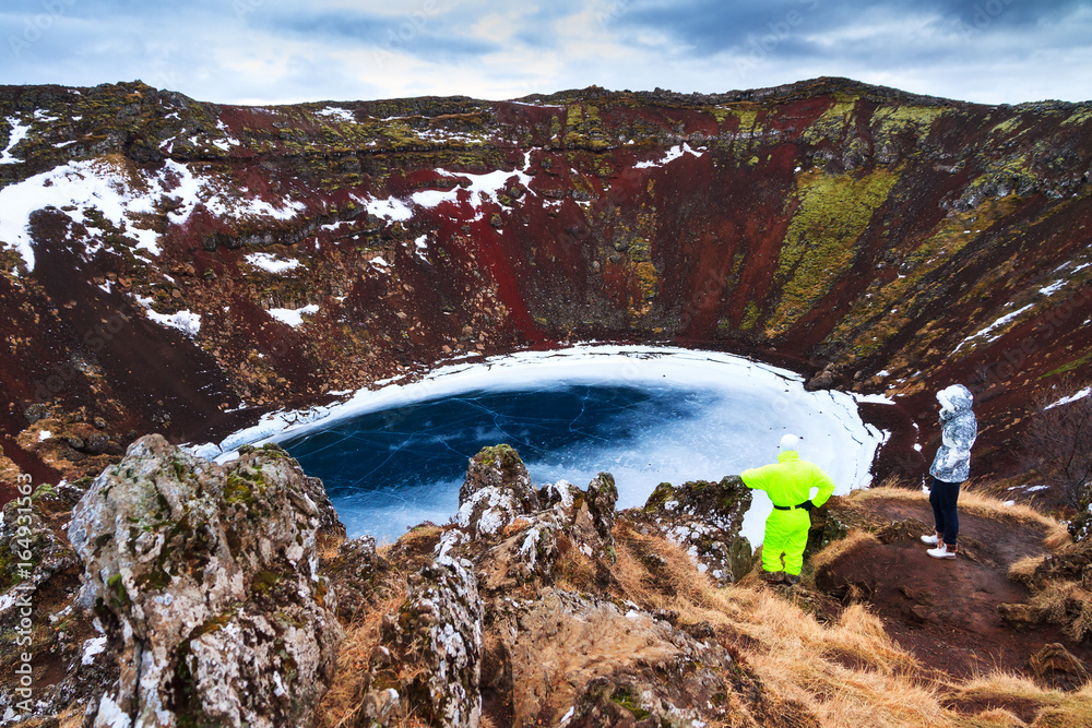 Φωτογραφία Beautiful tourists on the top of the Kerid crater in Iceland in winter