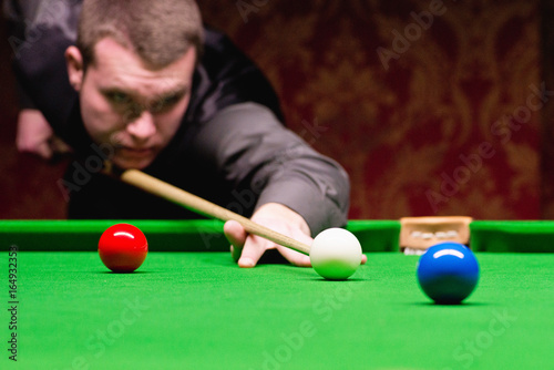 Εκτύπωση καμβά Male snooker player playing snooker game