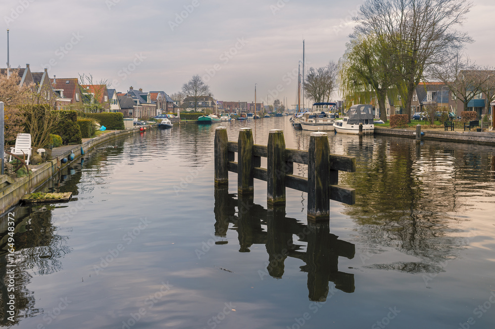 Stadtdurchfahrt Lemmer auf dem Hauptkanal Richtung Westen. Lemmer, Friesland, Niederlande
