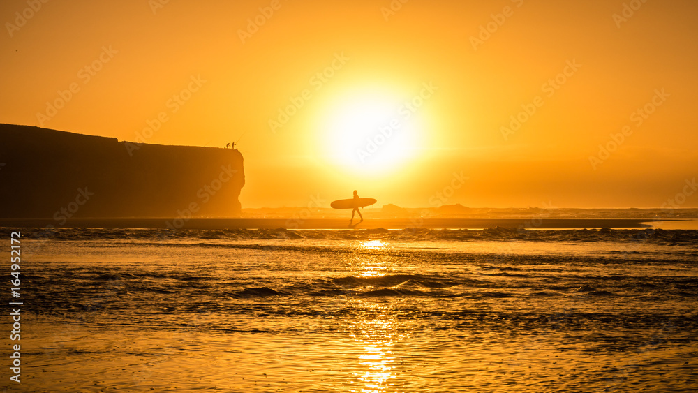 Fototapeta premium Surfer im Sonnenuntergang