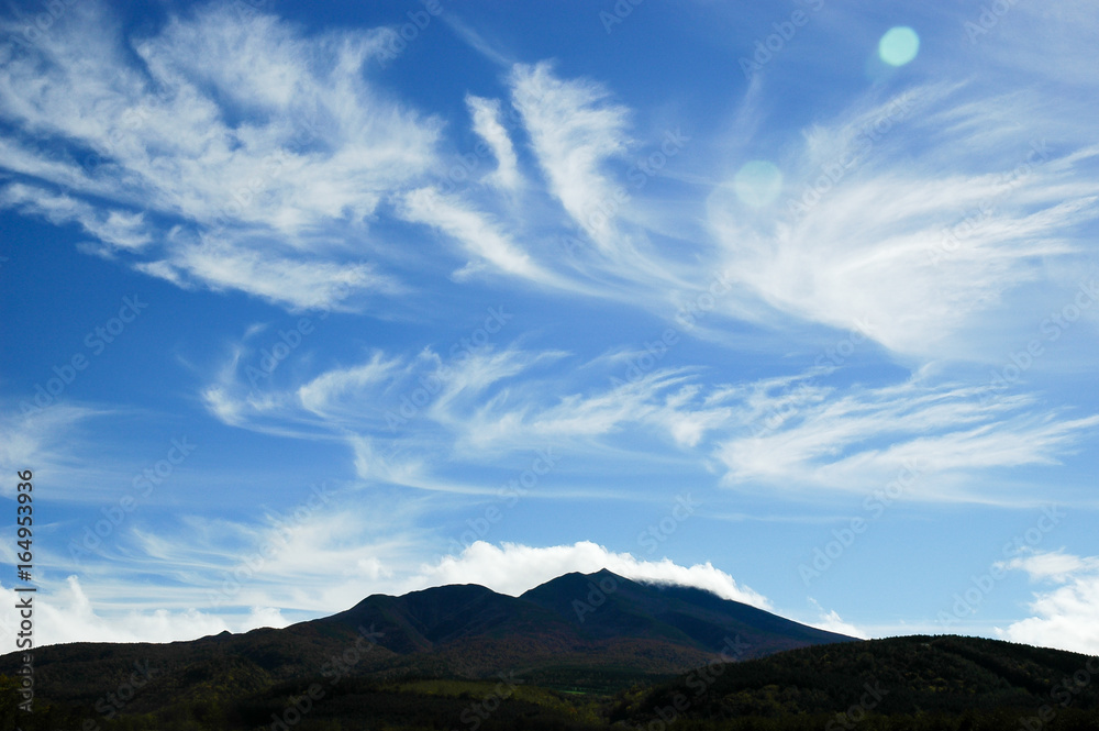 北海道・知床連山（海別岳）と秋の空