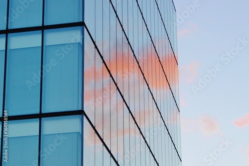 Reflet sur immeuble moderne