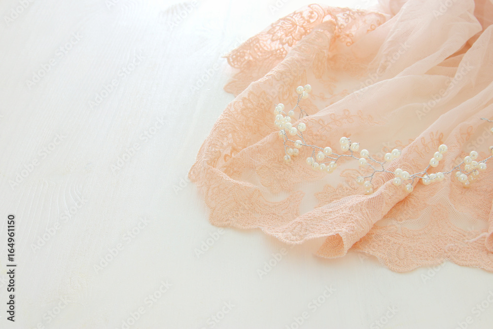 Naklejka Vintage tiulowa różowa szyfonowa sukienka na drewnianym białym stole. Koncepcja ślubu i imprezy dla dziewczynki