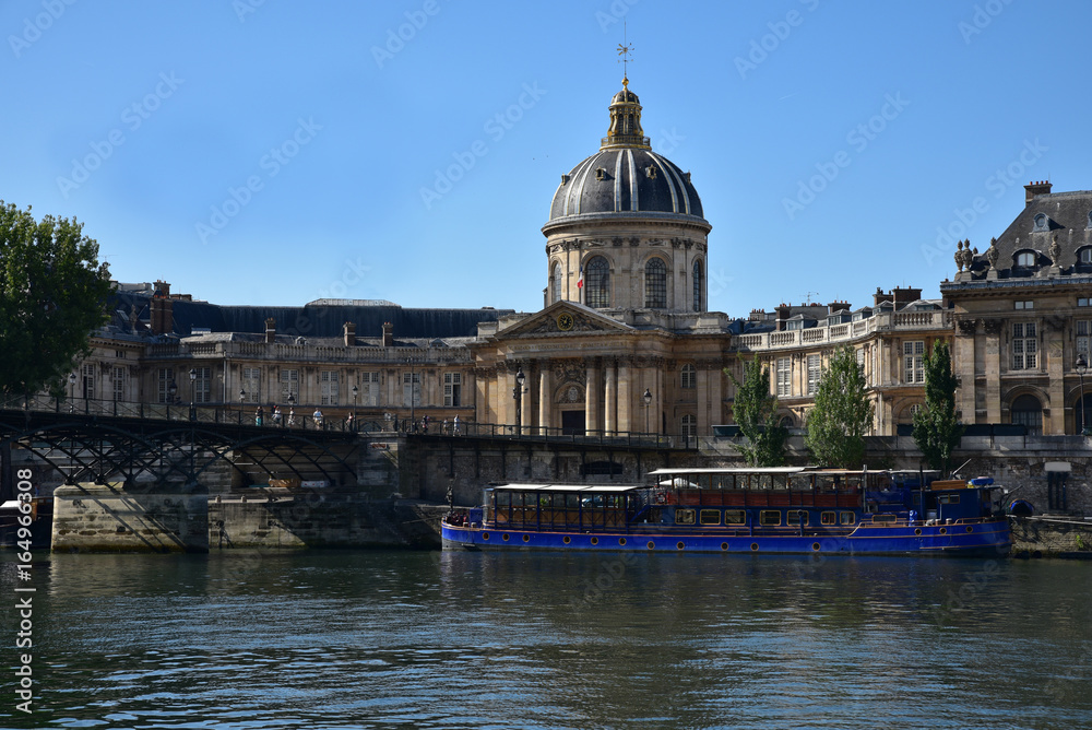 L'Institut de France sur les quais de Seine à Paris, France