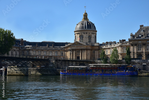 L'Institut de France sur les quais de Seine à Paris, France