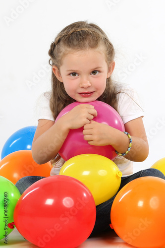 Kleines Mädchen mit Luftballons