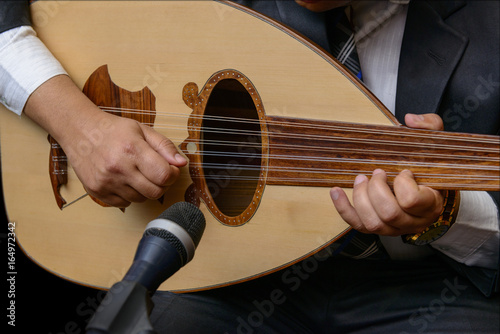 Tableau sur toile Hands of Musician Playing Note on Lute