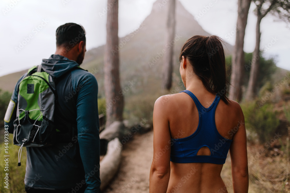 Naklejka premium Healthy young couple walk through mountain trail