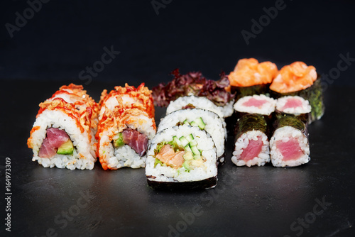 Schilderij op canvas Sushi on black background