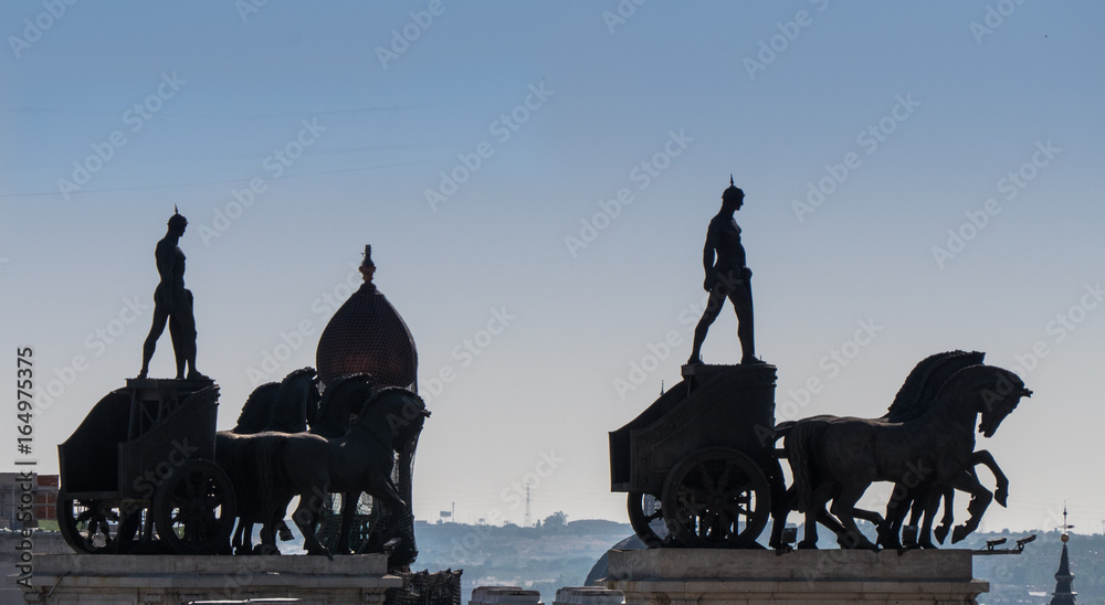 Reiterstatuen aus Bronze auf einem Gebäude in Madrid