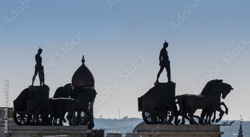 Obraz na płótnie Reiterstatuen aus Bronze auf einem Gebäude in Madrid w salonie