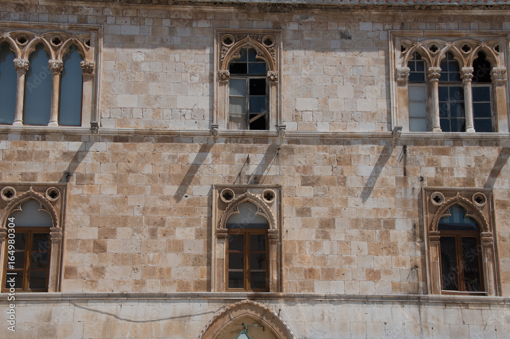 fenêtres dans une maison ancienne sur la place principale de la ville de Hvar sur l'île de Hvar en Croatie