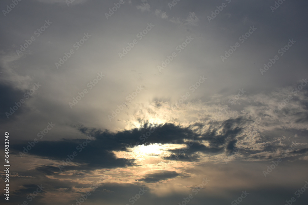 雲に隠れた太陽と空 未来 希望 夢をつなぐなどのイメージ Stock Foto Adobe Stock