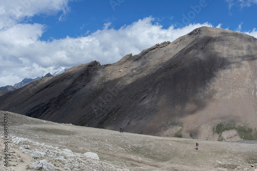 Bergsteiger auf einem Gipfel im Gebirge