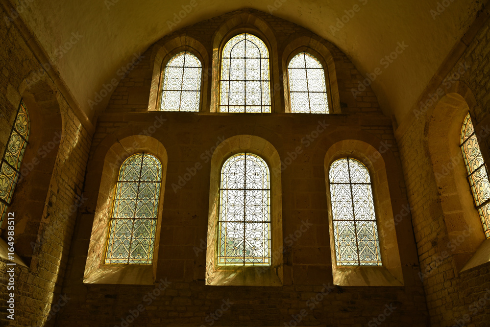 Fenêtres et vitraux du choeur de l'abbaye royale de Fontenay en Bourgogne, France