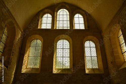 Fen  tres et vitraux du choeur de l abbaye royale de Fontenay en Bourgogne  France