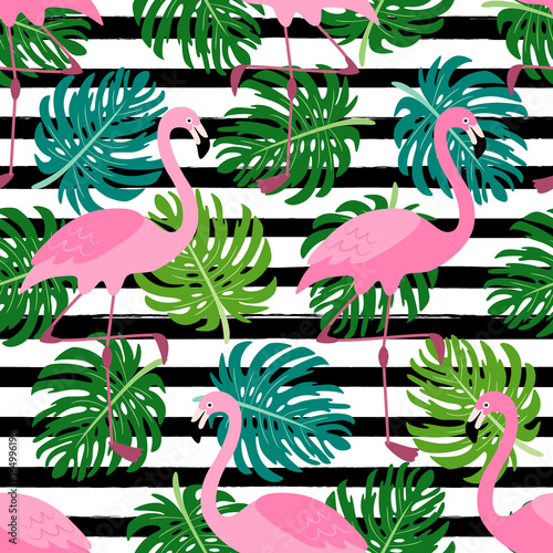 rozowe-flamingi-na-tle-paskow-i-egzotycznych-lisci