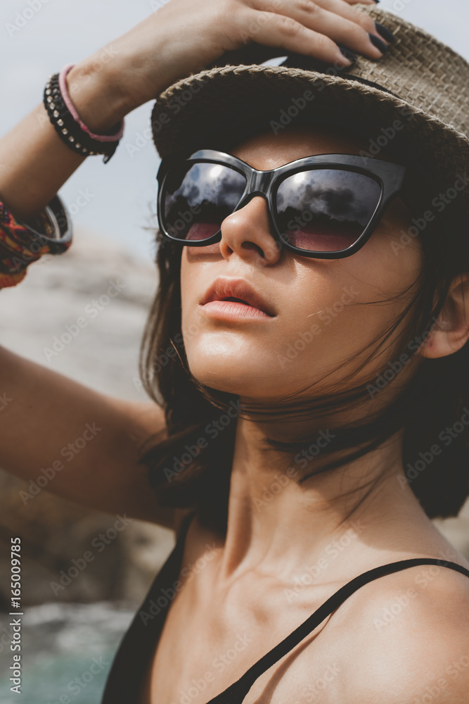 Naklejka premium Girl wearing hat and sunglasses